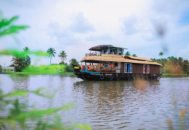 Lana Thayyil Houseboats